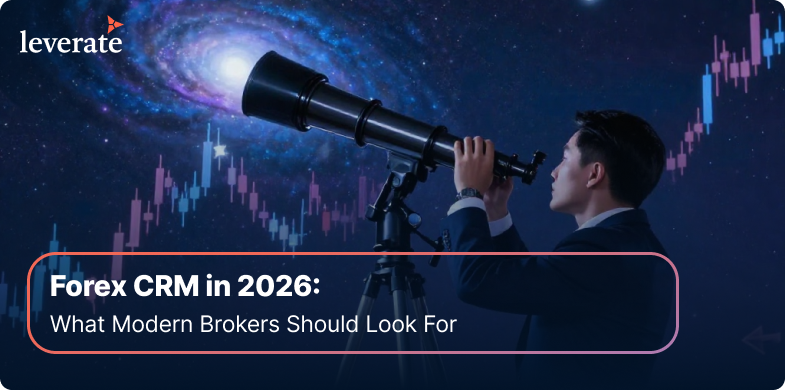 Um homem de terno olha através de um telescópio para uma galáxia, com gráficos financeiros ao fundo. O texto diz: "Forex CRM em 2026: o que os corretores modernos devem procurar".