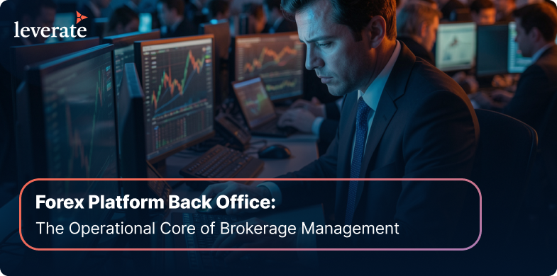 Мужчина в деловом костюме работает за компьютером в офисе, где на нескольких мониторах отображаются финансовые графики и данные. В текстовом наложении обсуждается управление бэк-офисом форекс-платформы.